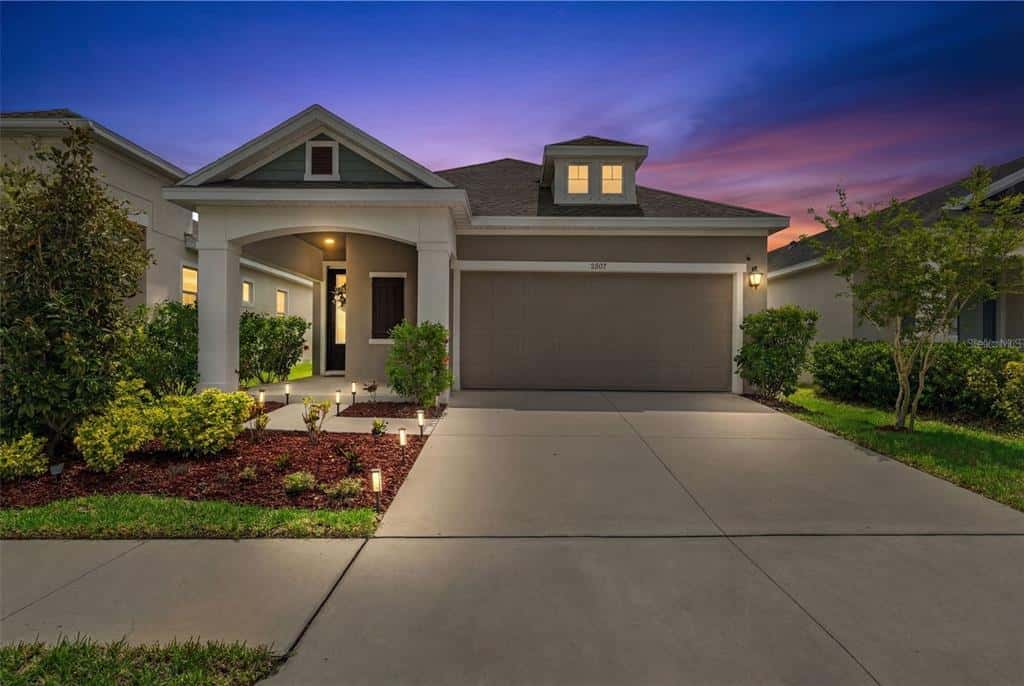 Single Family Residence in APOLLO BEACH