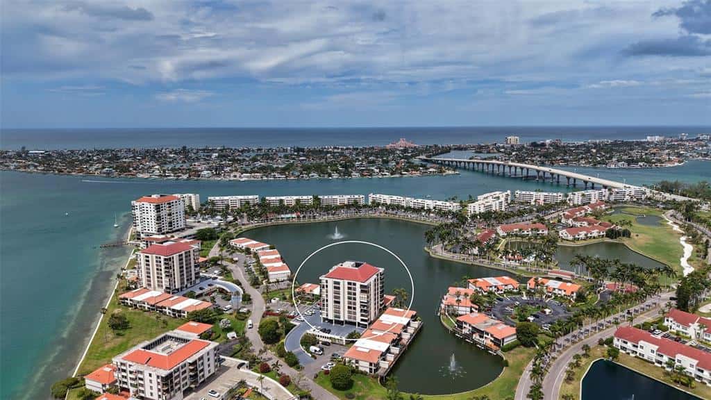 Condominium in ST PETERSBURG