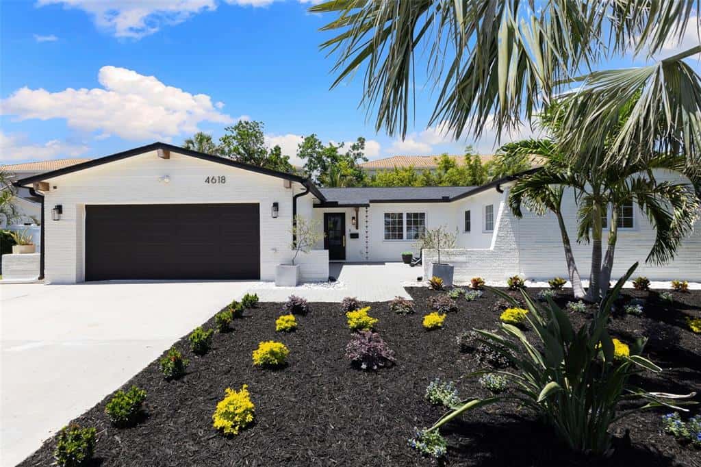 Single Family Residence in ST PETERSBURG