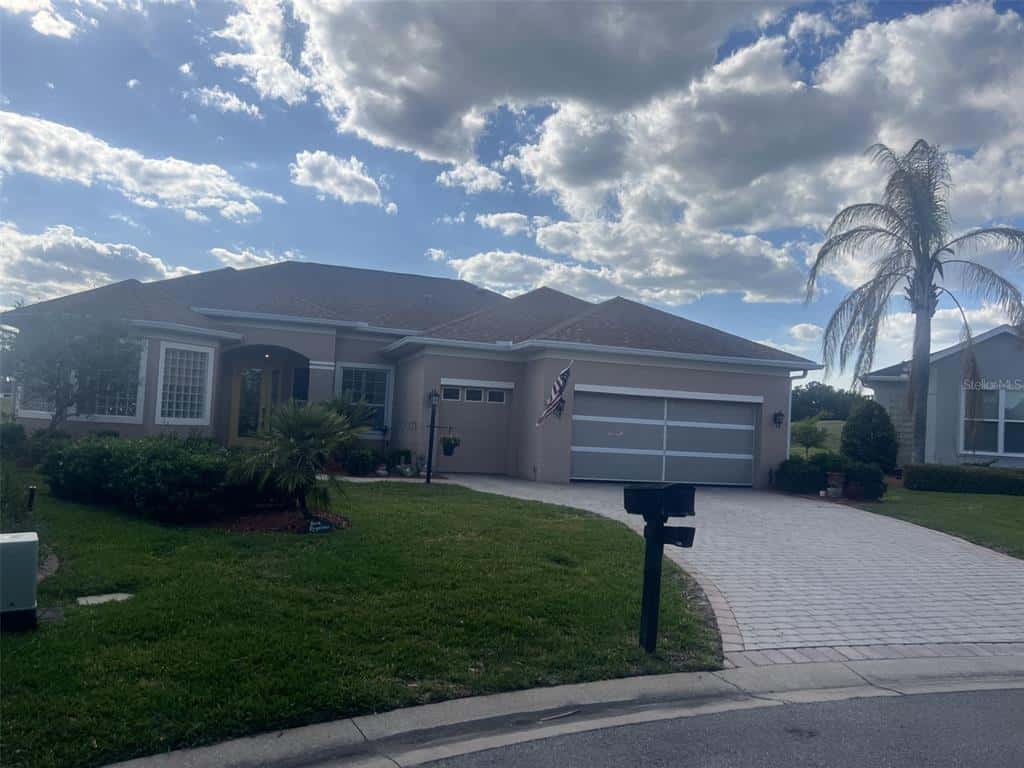 Single Family Residence in SUMMERFIELD