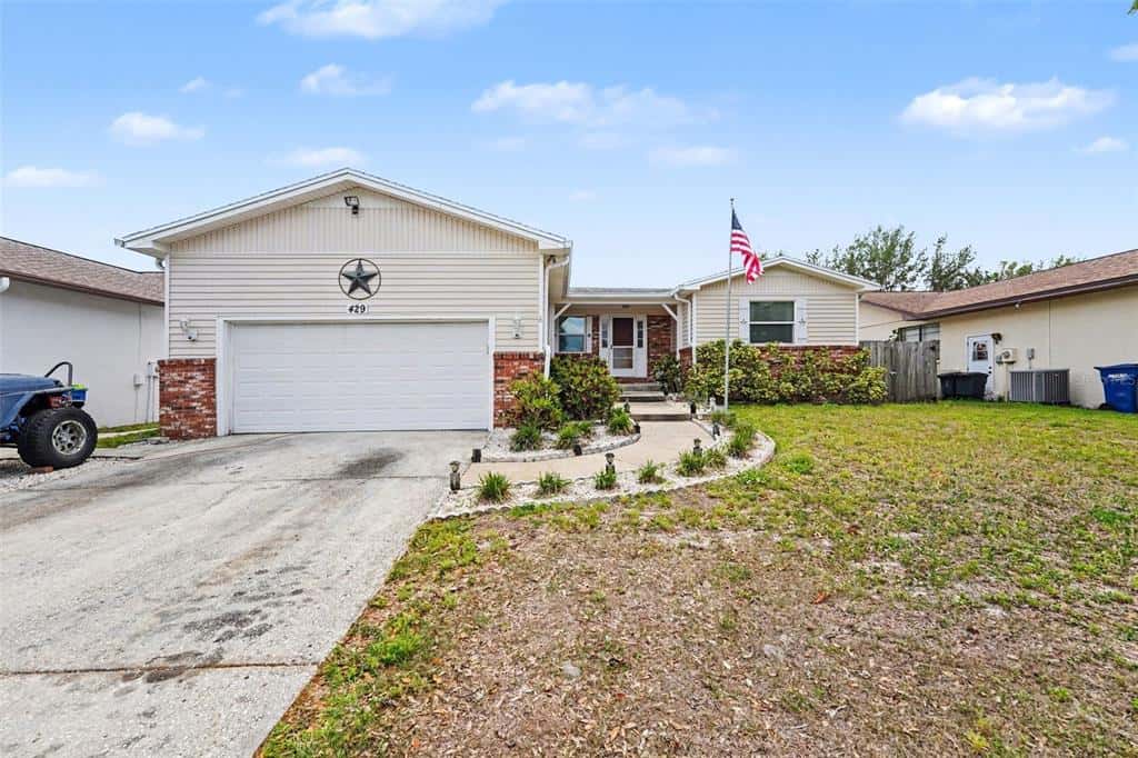 Single Family Residence in PALM HARBOR