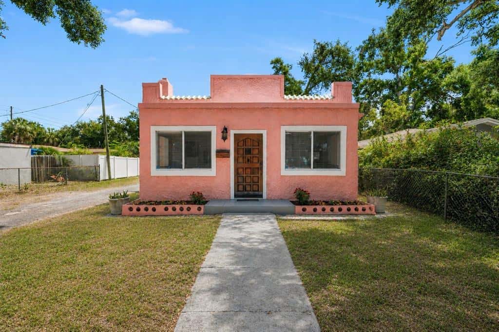 Single Family Residence in ST PETERSBURG