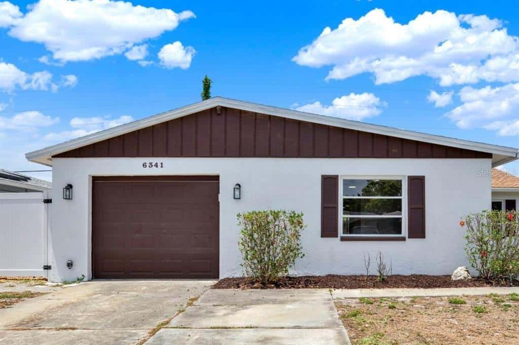 Single Family Residence in PINELLAS PARK