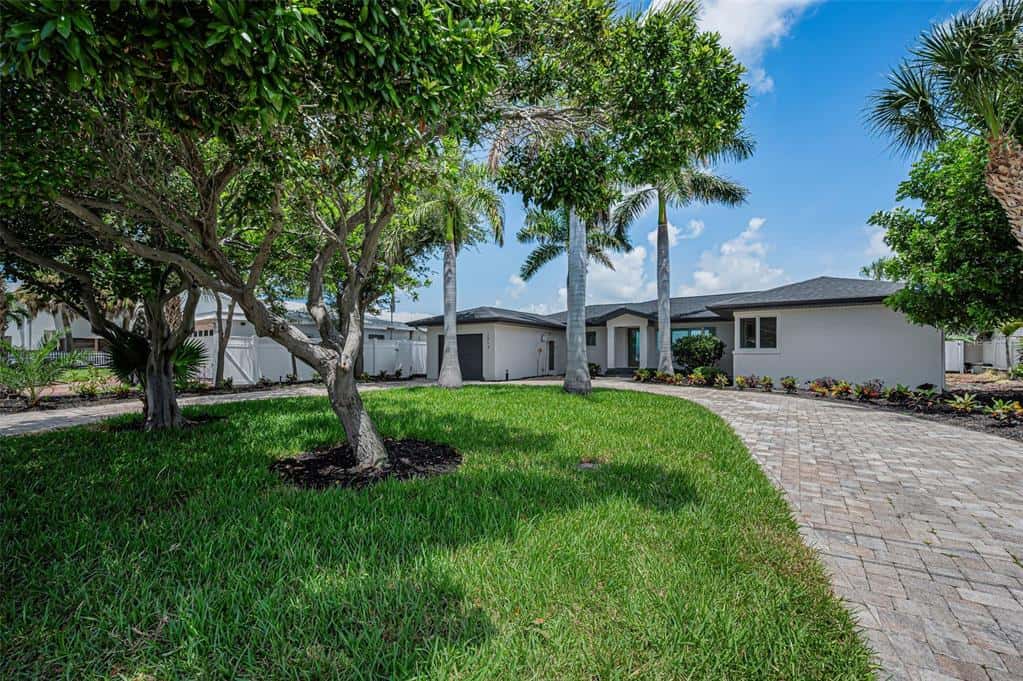 Single Family Residence in ST PETE BEACH