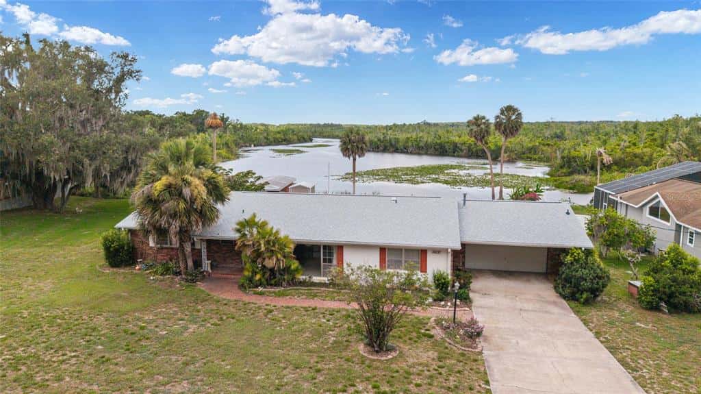 Single Family Residence in FRUITLAND PARK