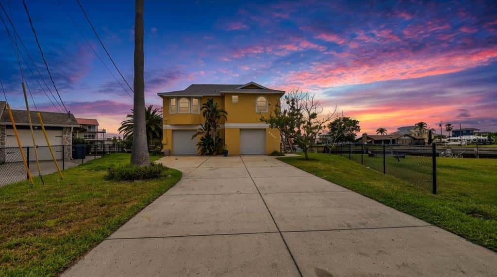 Single Family Residence in HERNANDO BEACH