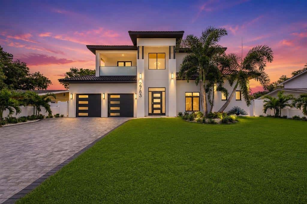 Single Family Residence in ST PETERSBURG