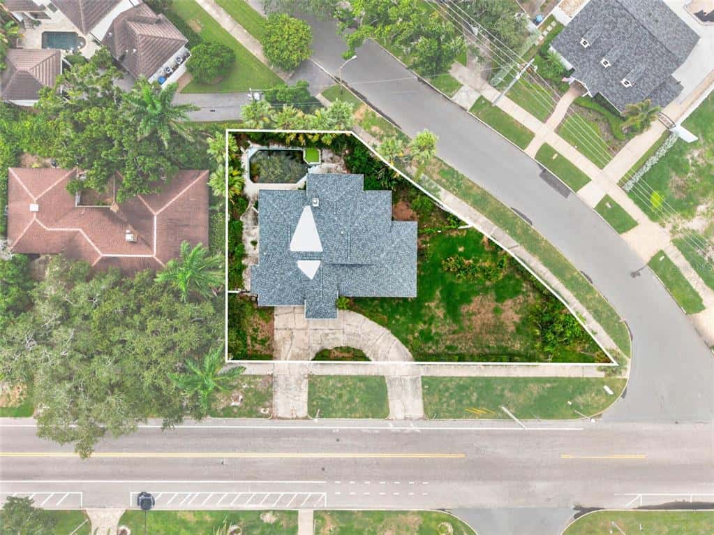 Single Family Residence in ST PETERSBURG