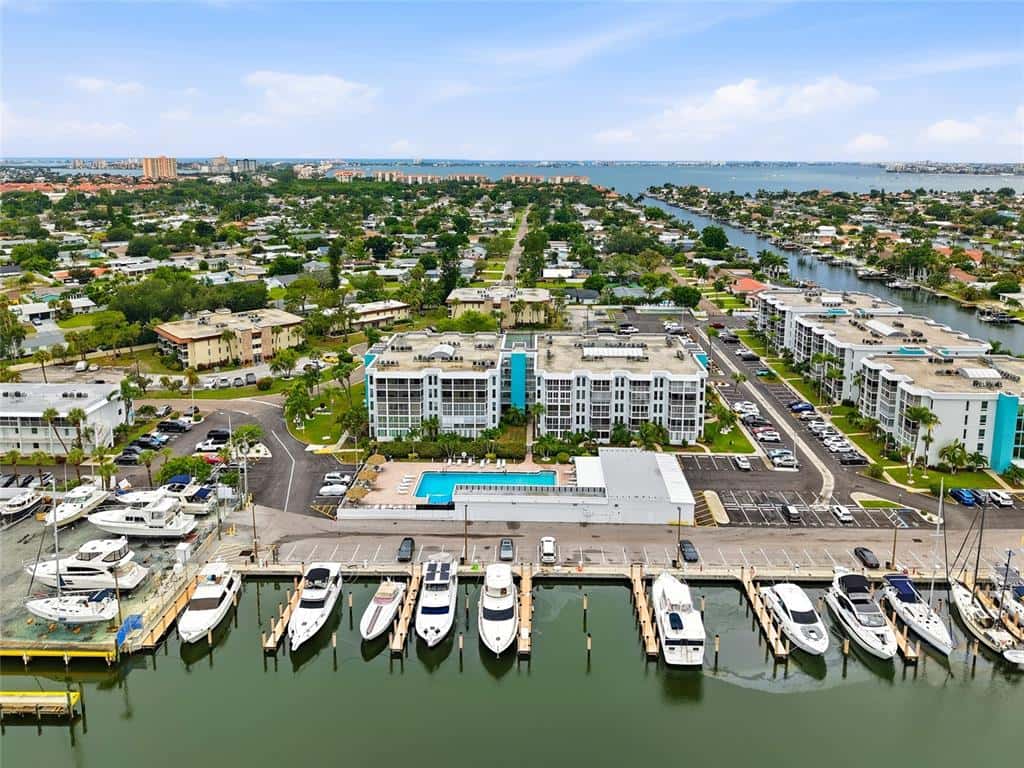 Condominium in ST PETERSBURG