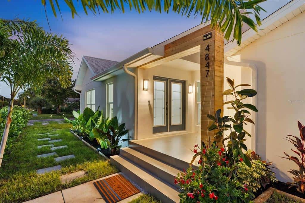 Single Family Residence in ST PETERSBURG