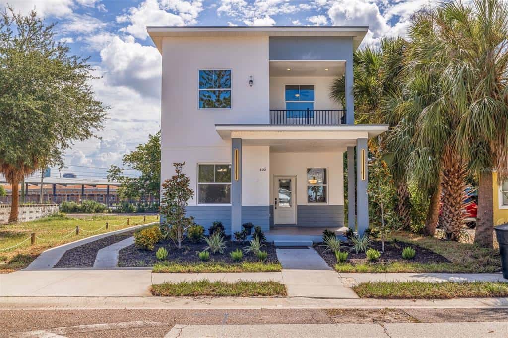 Single Family Residence in ST PETERSBURG