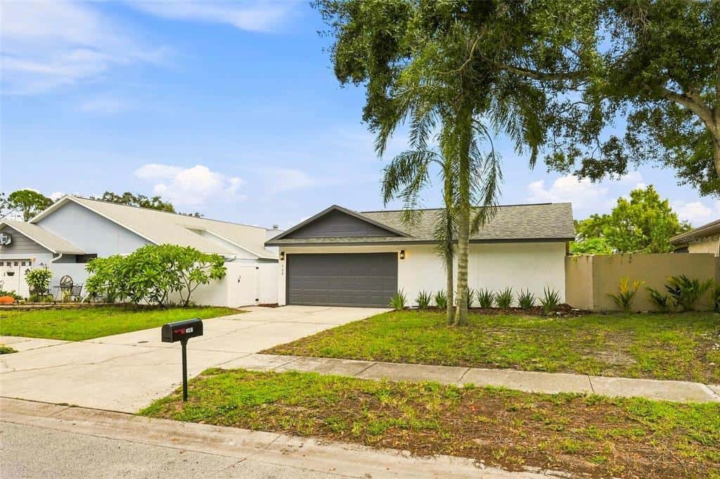 Single Family Residence in PALM HARBOR