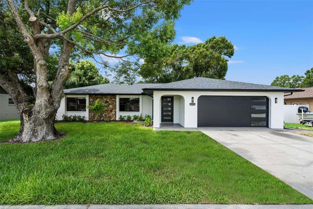 Single Family Residence in ZEPHYRHILLS