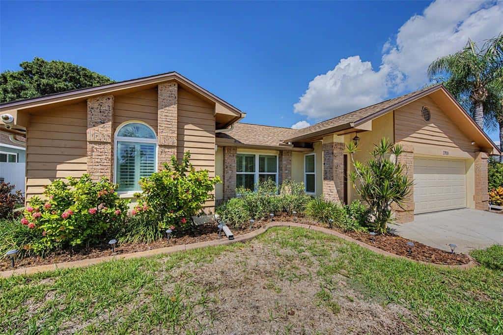 Single Family Residence in PALM HARBOR