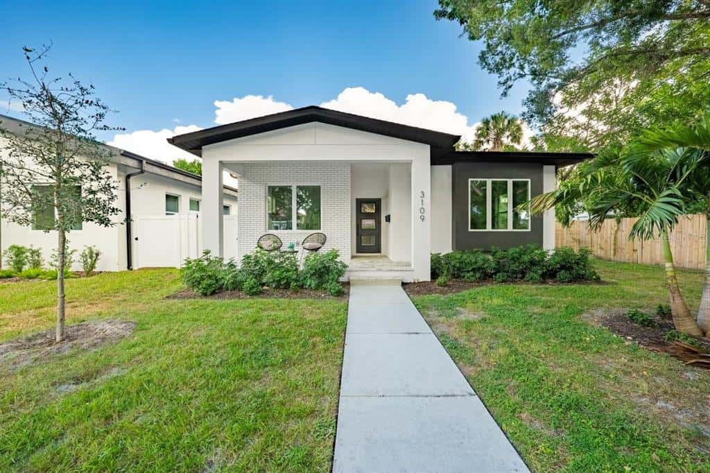 Single Family Residence in ST PETERSBURG