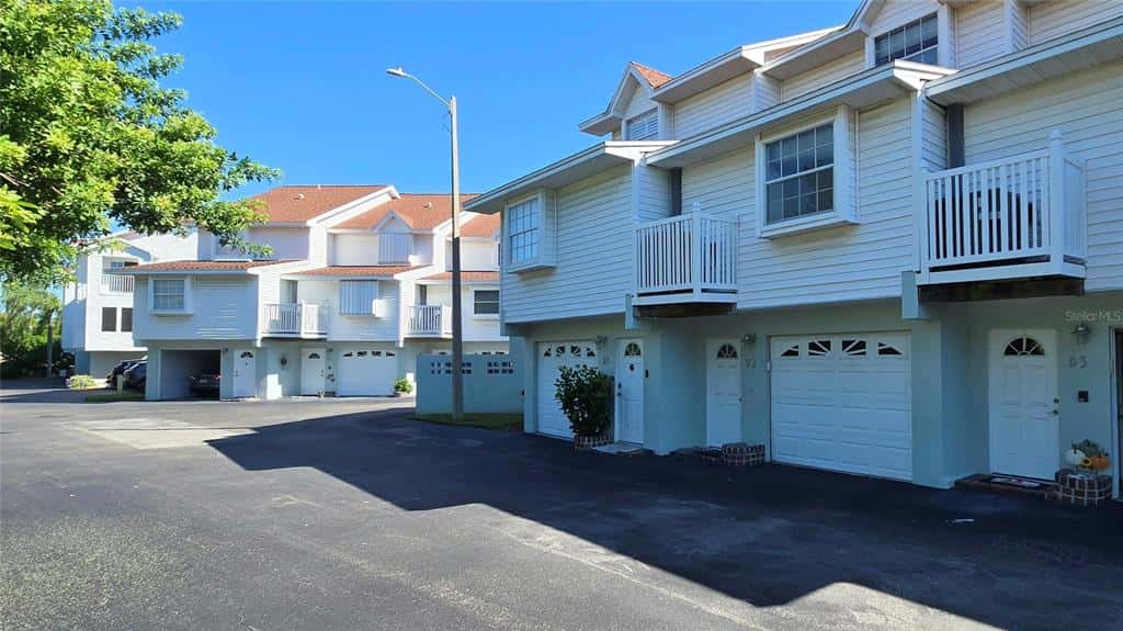 Townhouse in INDIAN SHORES
