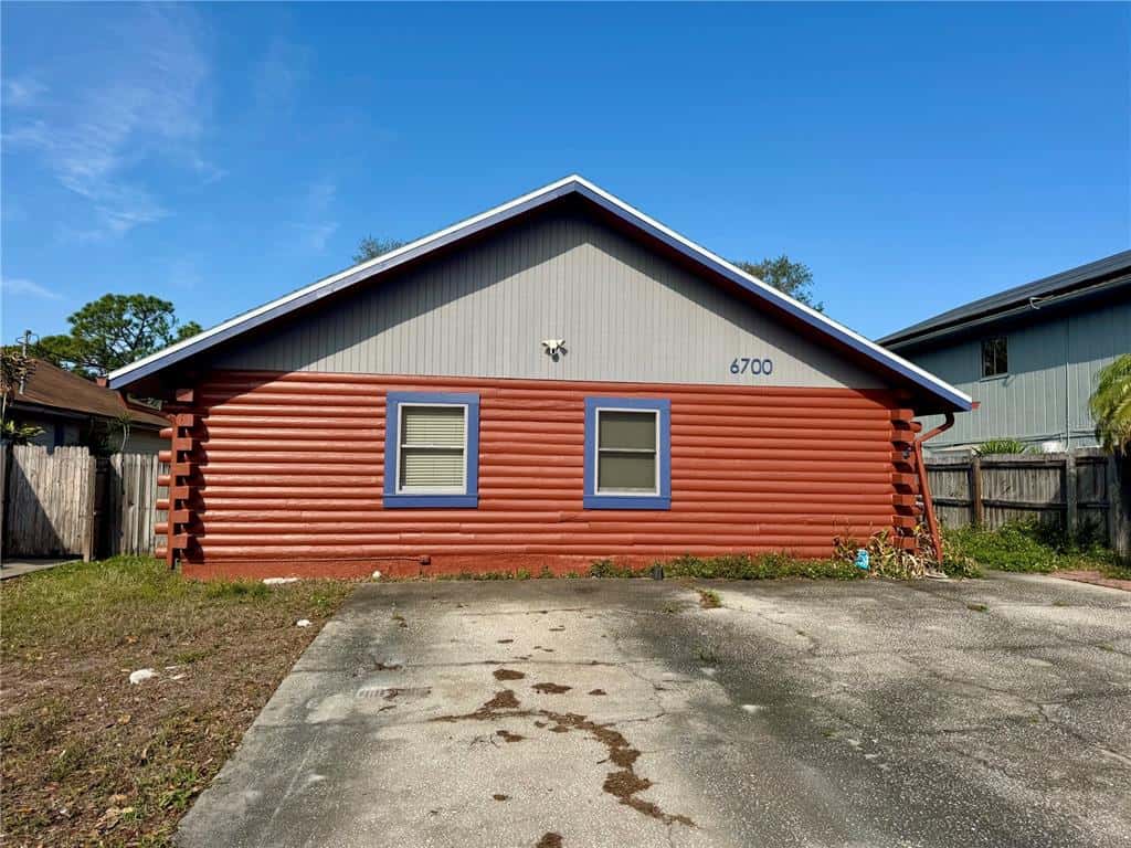 Single Family Residence in PINELLAS PARK