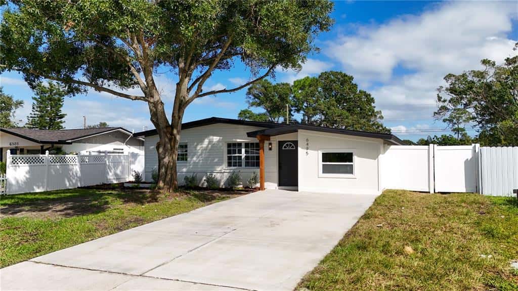 Single Family Residence in PINELLAS PARK